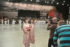 和服を着て歌う海上自衛隊東京音楽隊の三宅由佳莉3等海曹