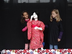 Tre barn – en står bak dukken – med talent for bunraku