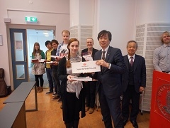 Prisvinner Elizaveta Zyrenkova og JAL Regional General Manager Nakano