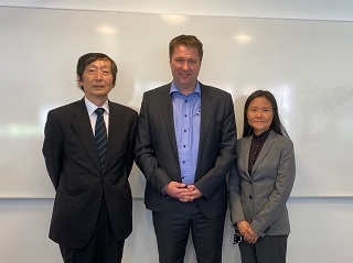 川村大使、バーンツェン校長、ブルードヴィーク日本語教師