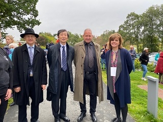 Japans honorære generalkonsul i Bergen Åge Vallestad, Japans ambassadør Kawamura Hiroshi, Universitetsmuseets fagdirektør Henrik von Achen, fotokunstner Lisa Karine Bakke