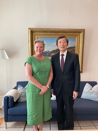Ambassadør Kawamura og minister Tvinnereim.