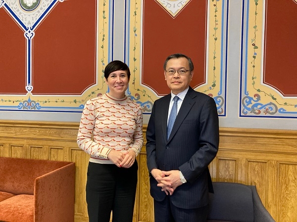 Leder av Stortingets Utenriks- og Forsvarskomité Ine Eriksen Søreide og ambassadør Sugiyama