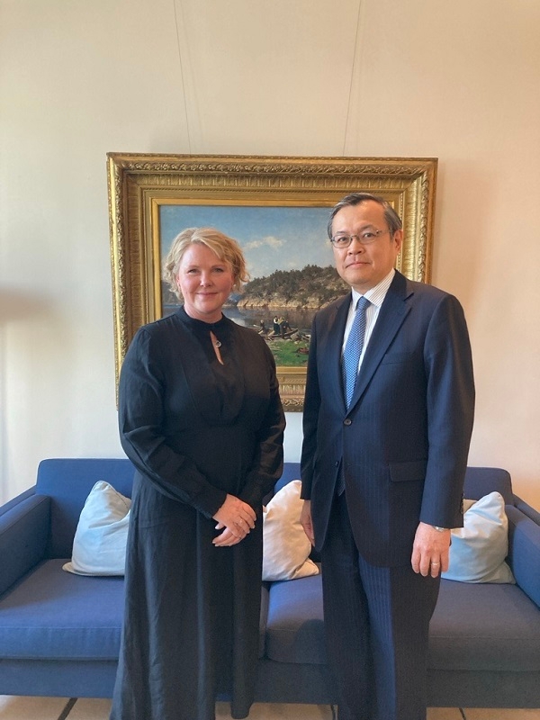 Utviklingsminister Tvinnereim og ambassadør Sugiyama