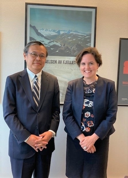 Ambassadør Sugiyama og museumsdirektør Røynesdal