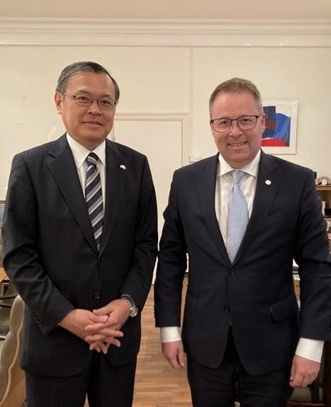 Ambassadør Sugiyama og forsvarsminister Gram