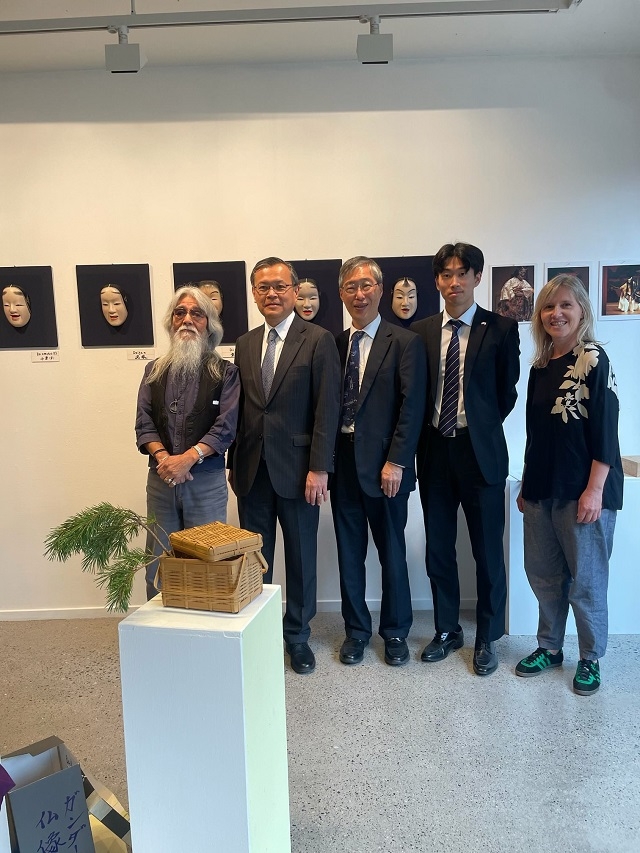 Fra venstre: Noh-maskehåndverkeren Iwao Ishizuka, ambassadør Akira Sugiyama, ambassaderåd Hajime Matsumura, kulturattaché Toshiki Ijichi og Tina Rigby Hanssen, daglig leder ved Buskerud kunstsenter