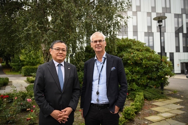 杉山大使とトーゲシェン学長(写真提供:Ingunn Gjærde/NHH)