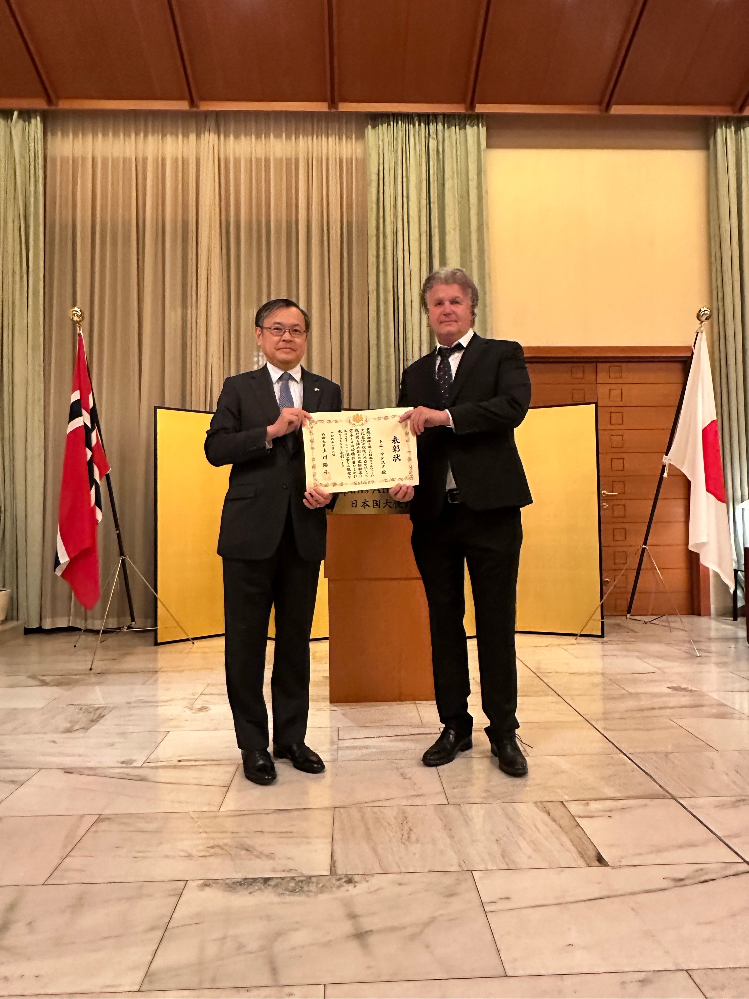 サンスタ氏に表彰状を授与する杉山大使