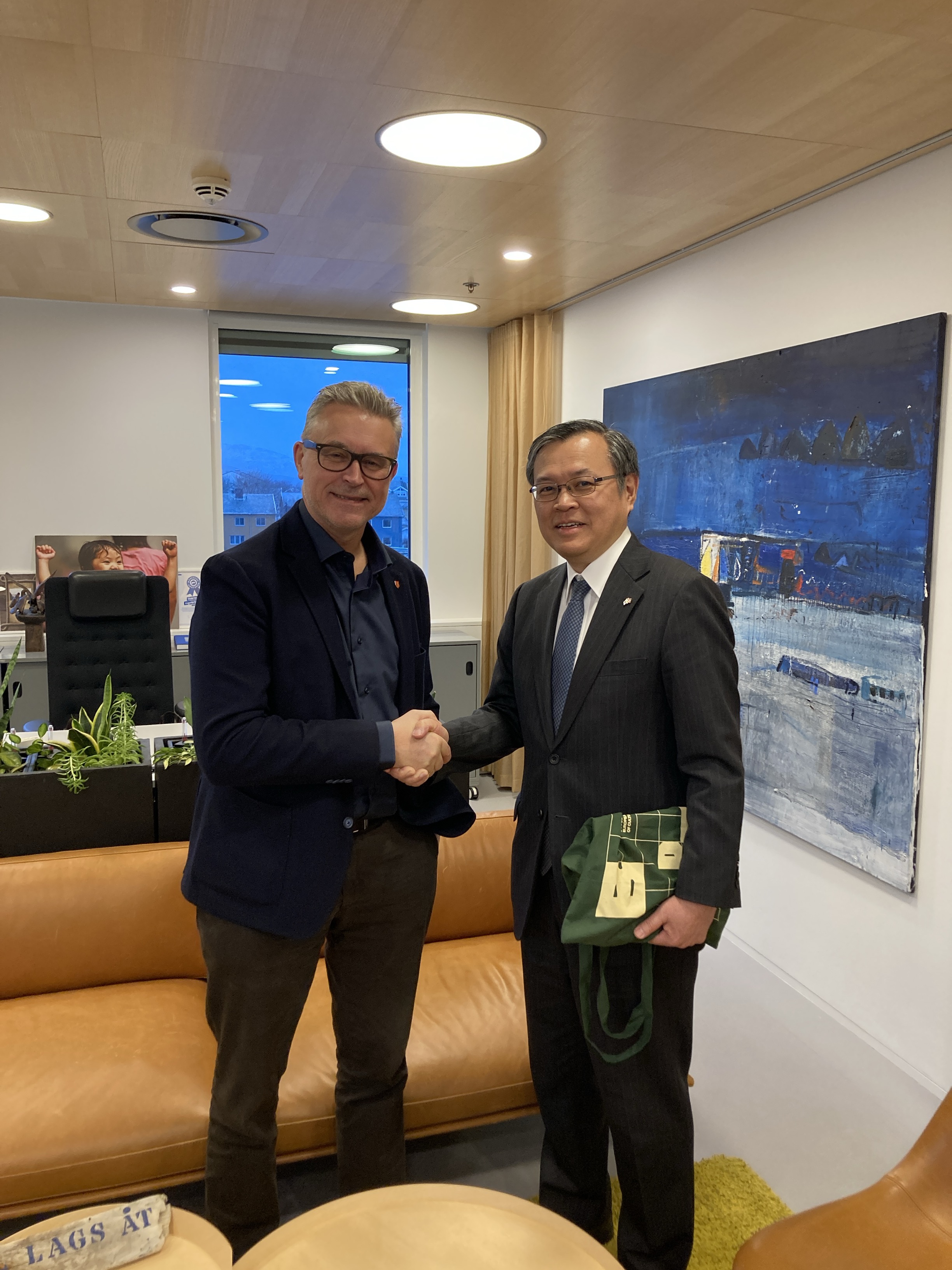 Ordfører Ingebrigtsen og ambassadør Sugiyama