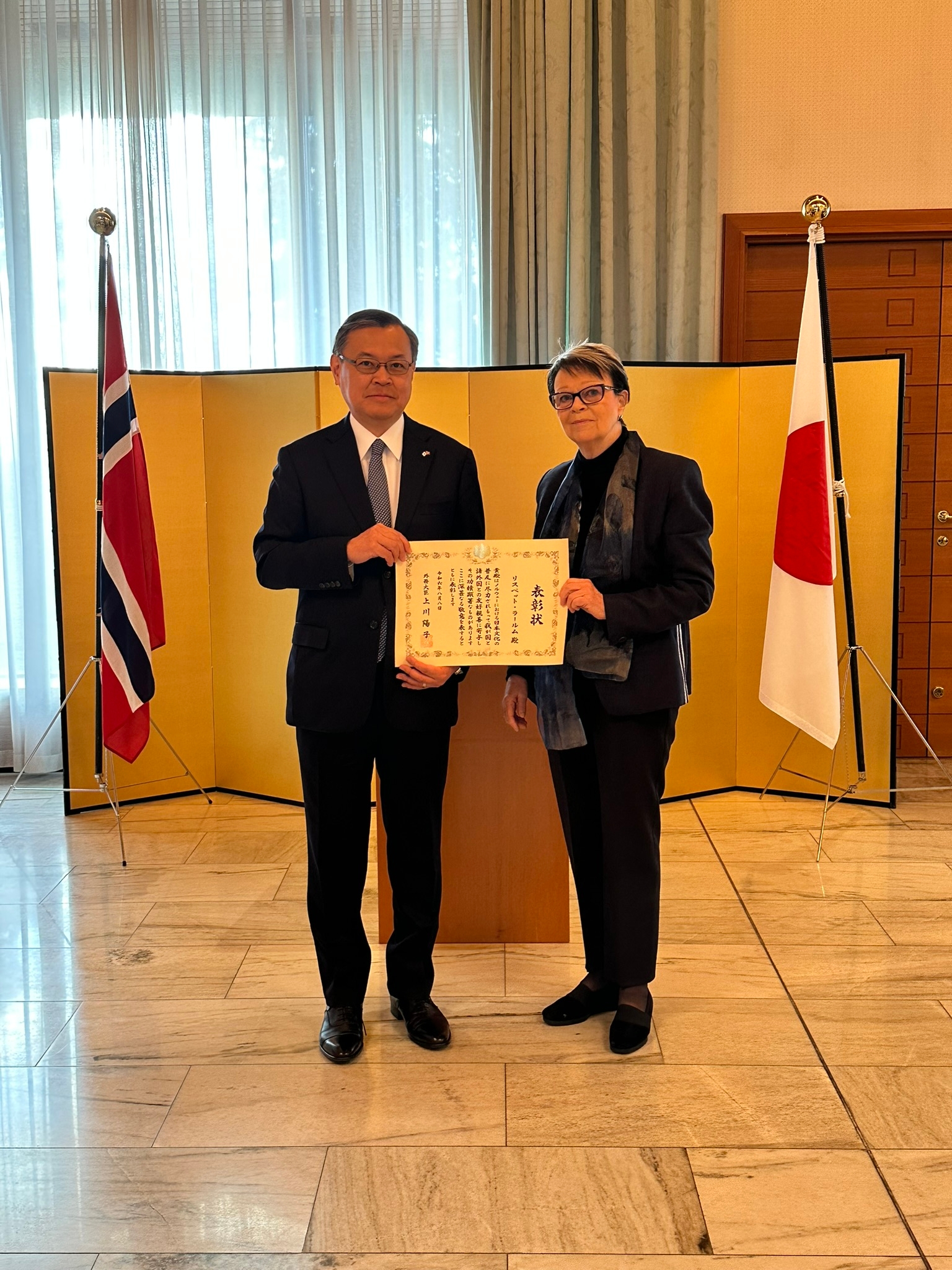 レールム氏に表彰状を授与する杉山大使
