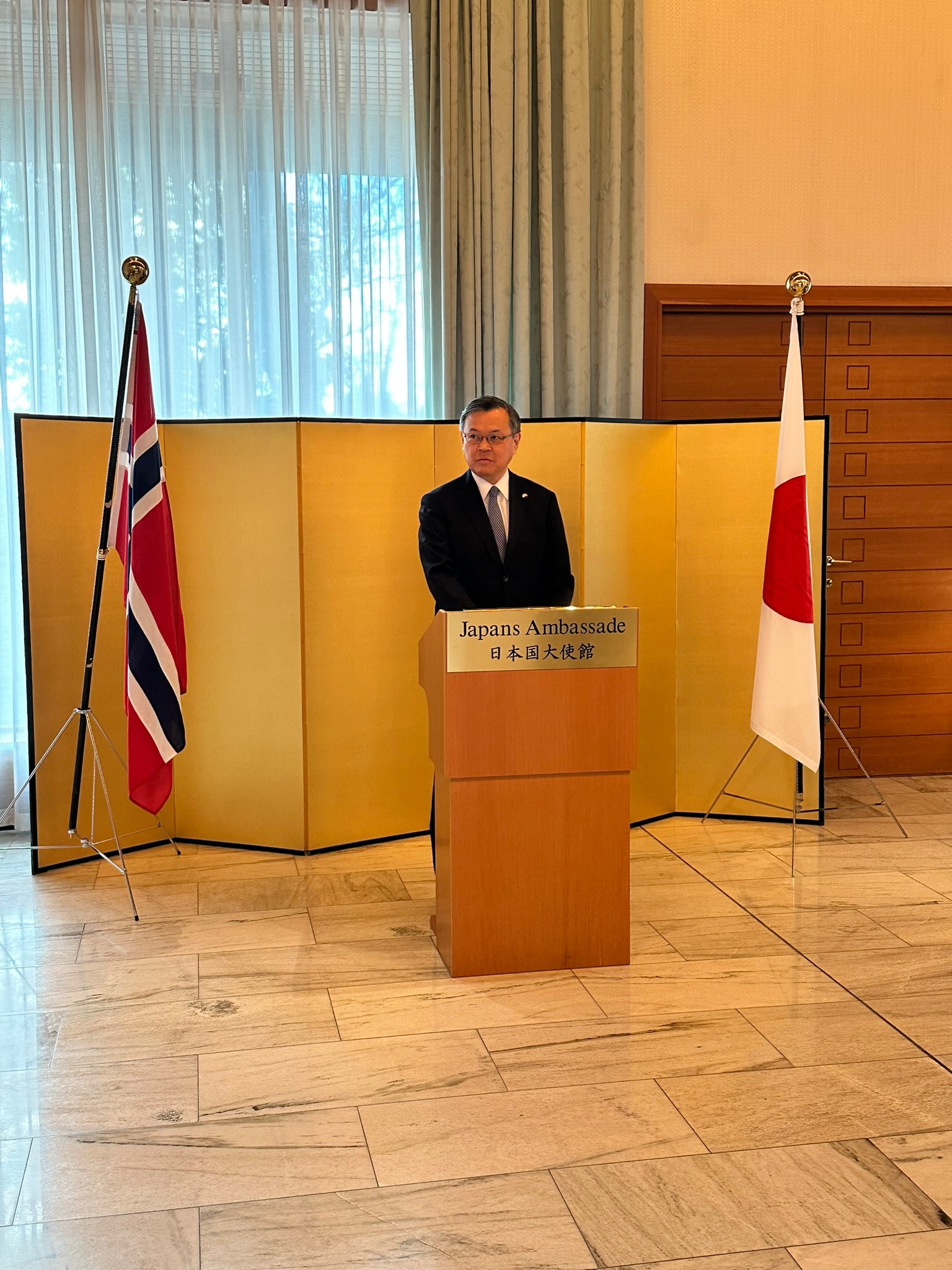 挨拶を行う杉山大使