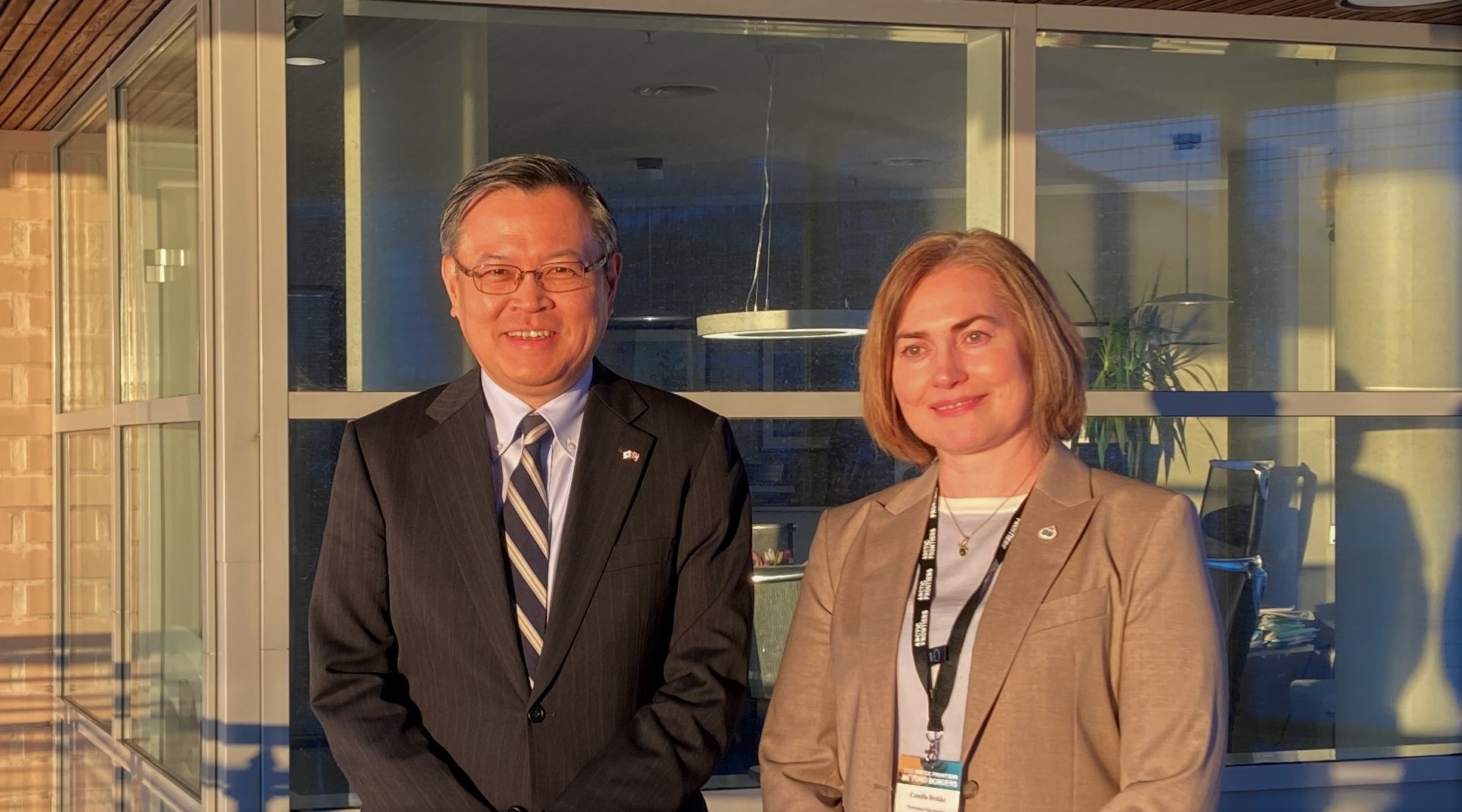 Ambassadør Sugiyama og Norsk Polarinstitutts direktør Camilla Brekke