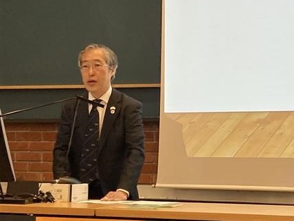 開会の挨拶を行う松村参事官