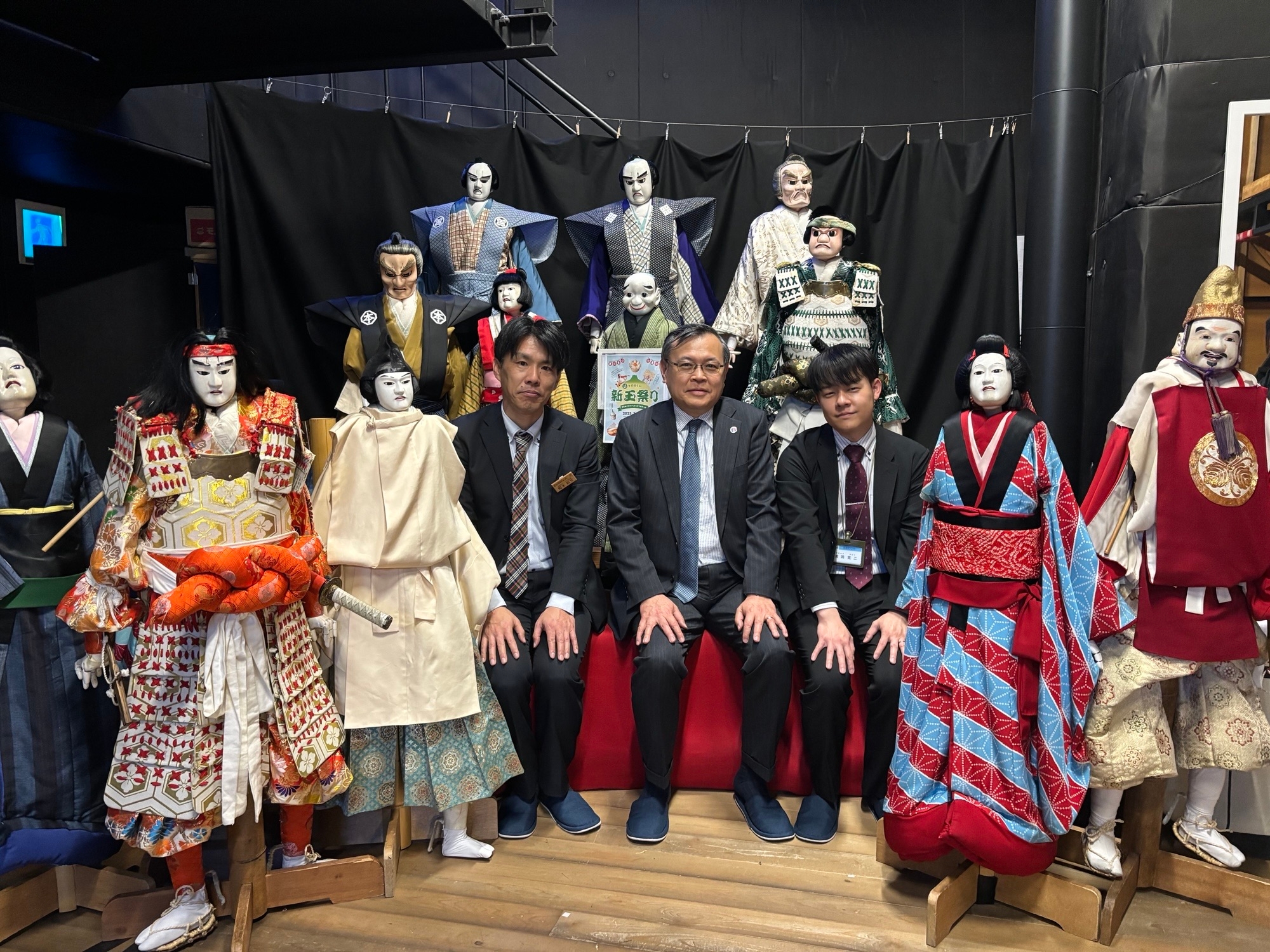 淡路人形座の人形と杉山大使及び南あわじ市の職員の方々