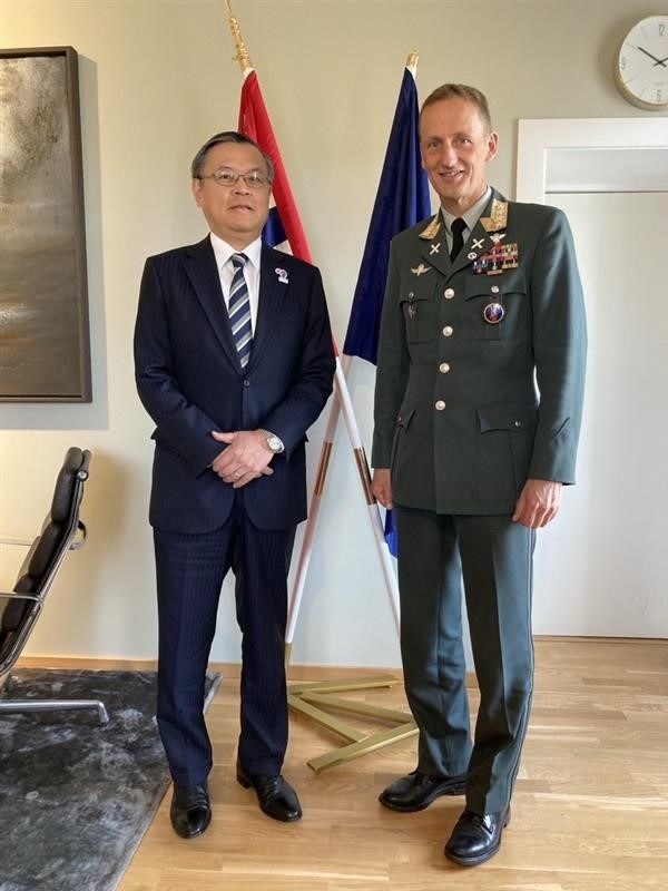 杉山大使とクリストッフェルセン国防軍司令官