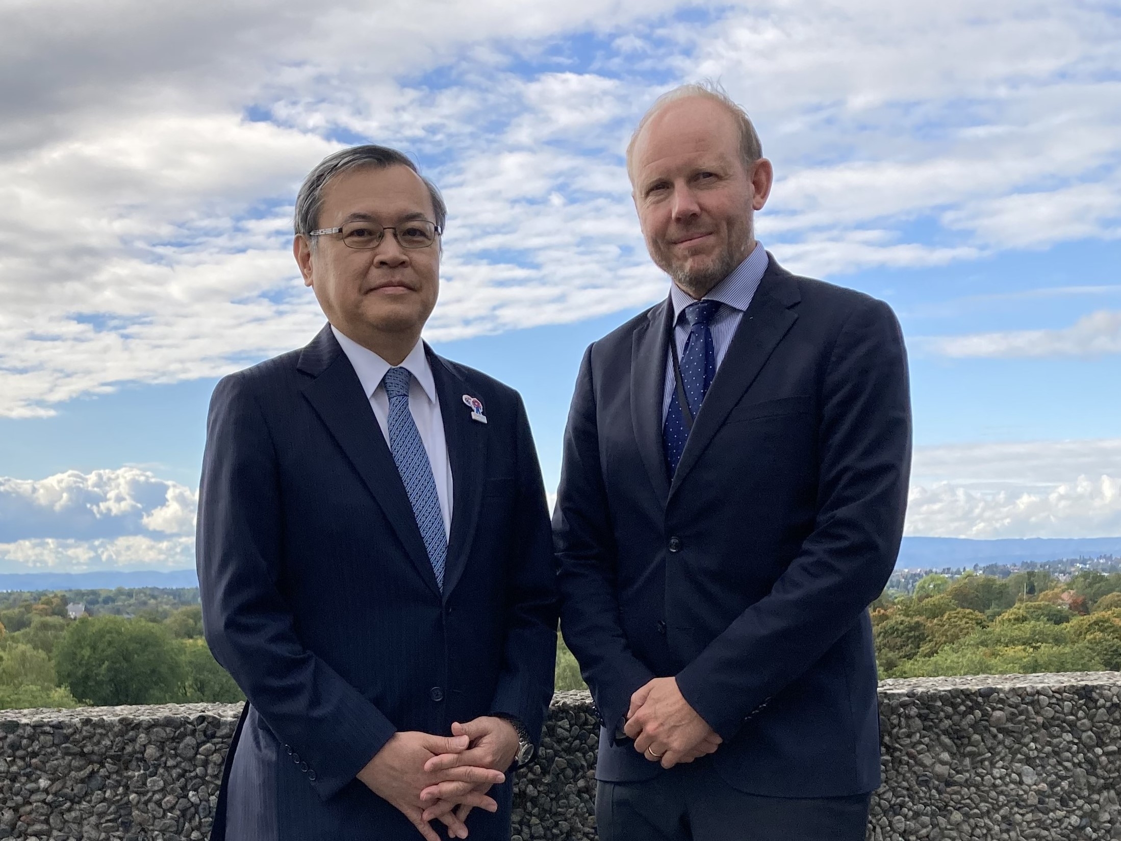 NHOs internasjonale direktør Petter Tollefsen og ambassadør Sugiyama