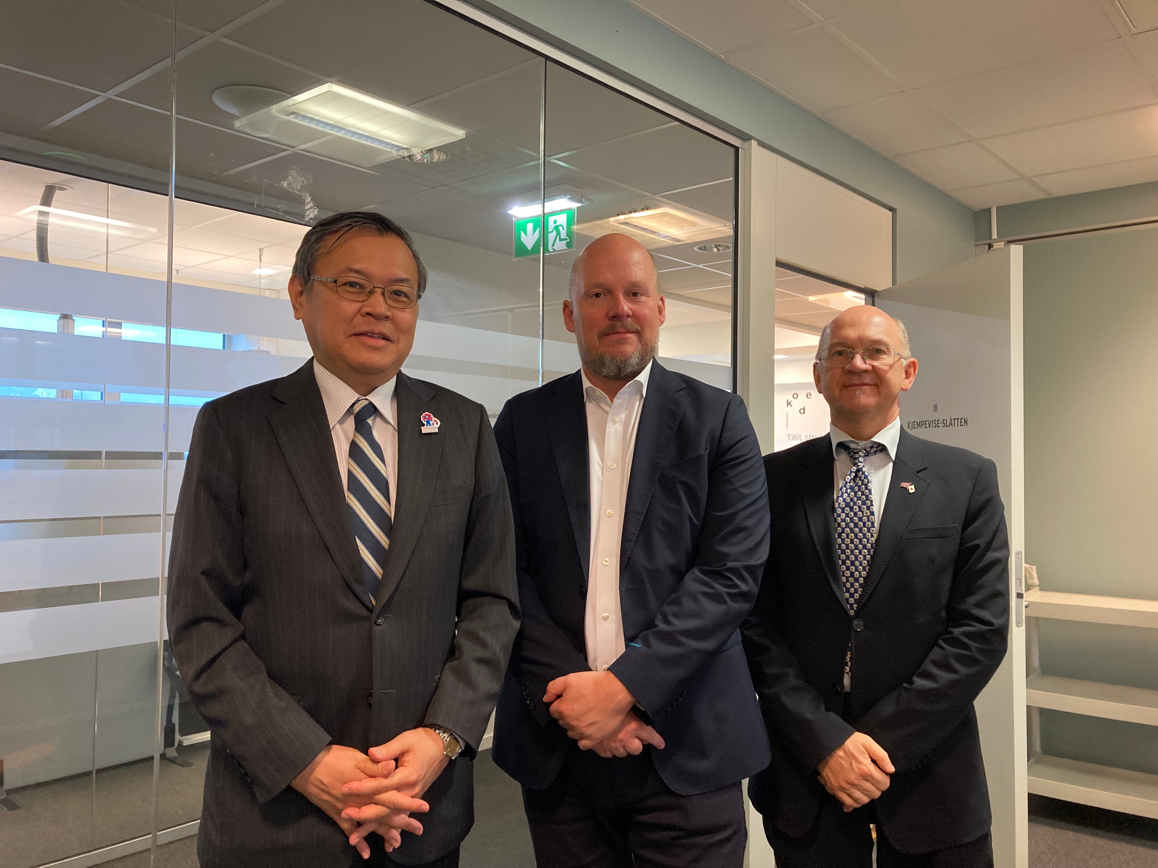 （V）Ambassadør Sugiyama （S）Petter Snare・KODEs direktør （H）Åge Vallestad・Japans honorære generalkonsul i Bergen