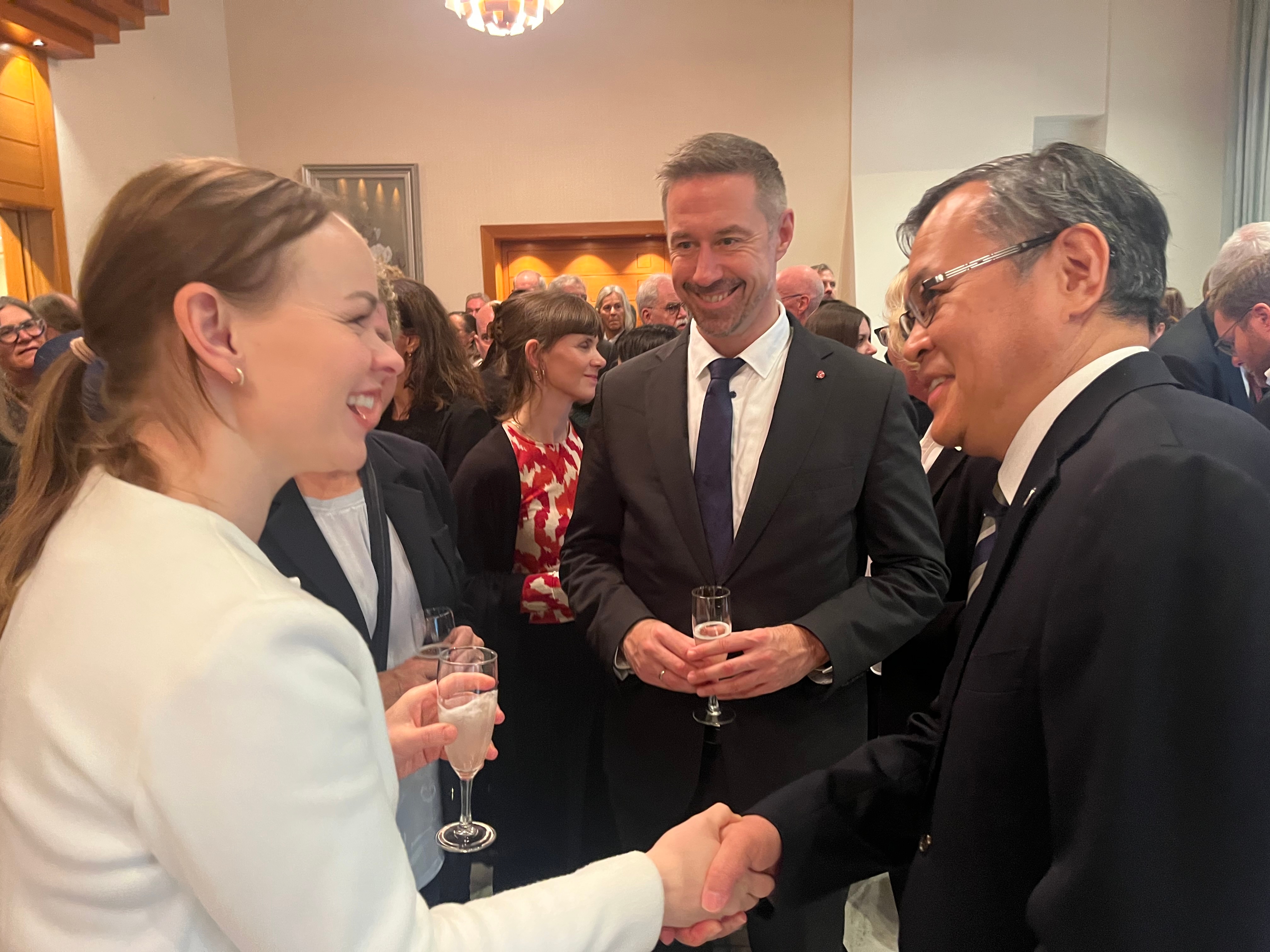 Statssekretær Syrstad (v), statssekretær Sagebakken (m)  og ambassadør Sugiyama (h)