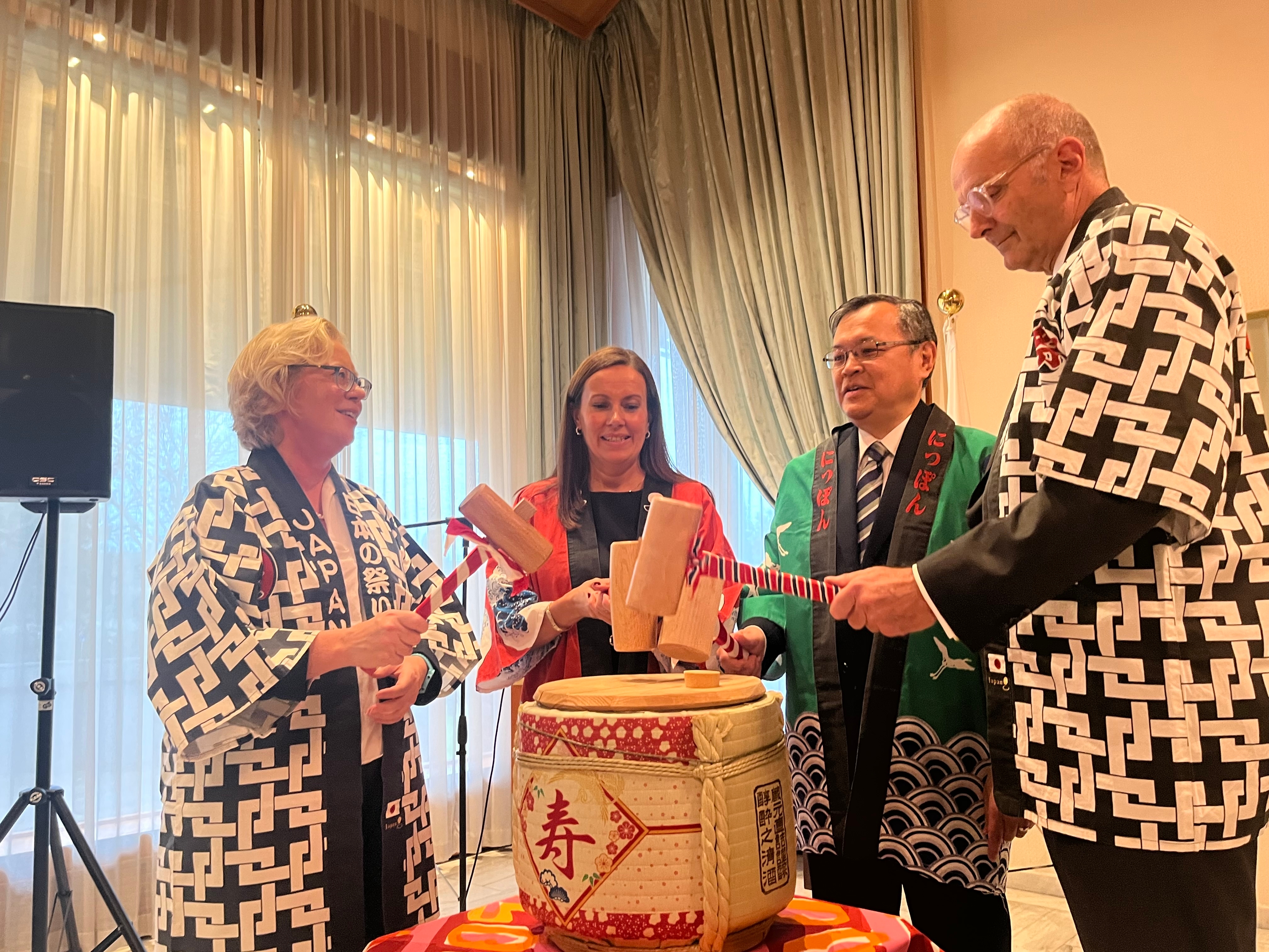 **Kagamibiraki (鏡開き - tønnebruddsseremoni) - en tradisjonell japansk seremoni for å feire en lykkelig begivenhet - (Fra venstre: president Fjeldsenden, statsråd Næss, ambassadør Sugiyama og generalkommisær Aamodt)