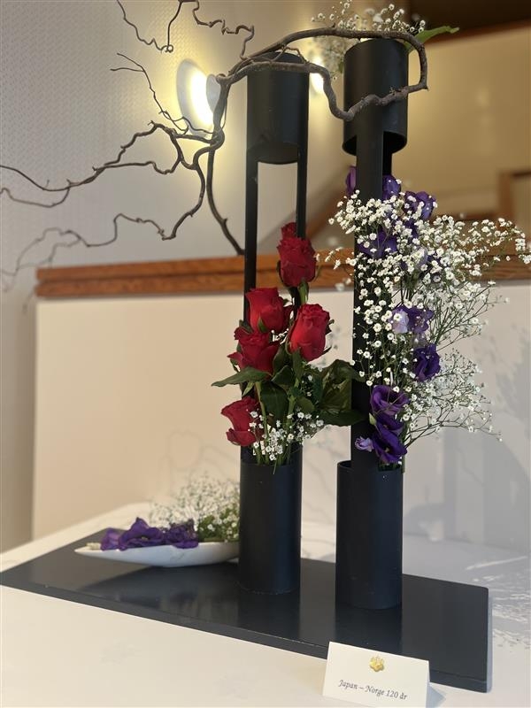 Japan-Norge 120-årsjubileum Ikebana (blomsteroppsats) av Ikebana-instruktør Lisbeth Lerum