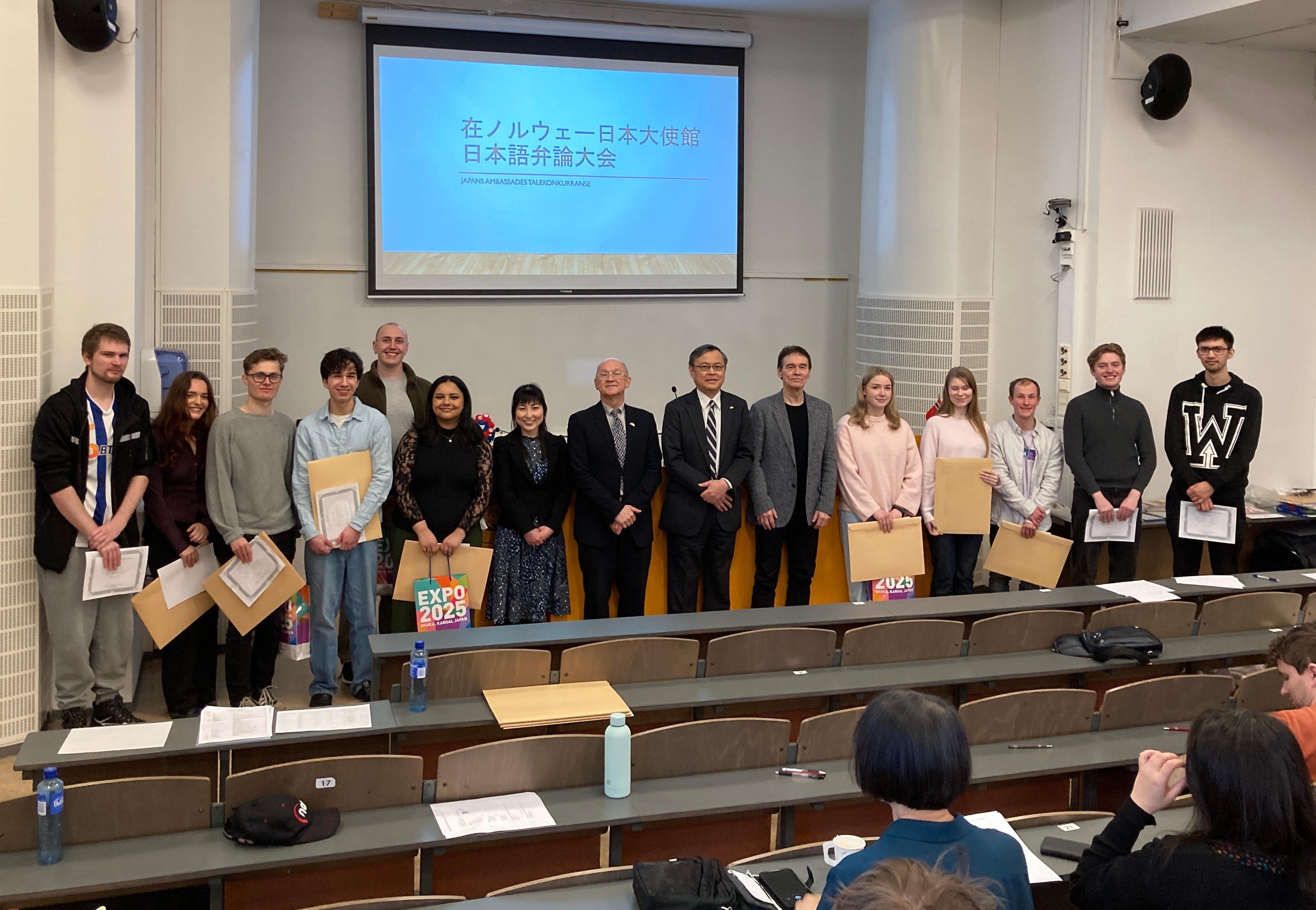 Ambassadør Sugiyama, dommere og deltakere i talekonkurransen