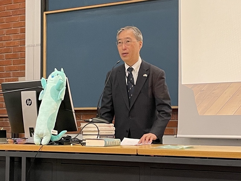 開会の挨拶を行う松村参事官