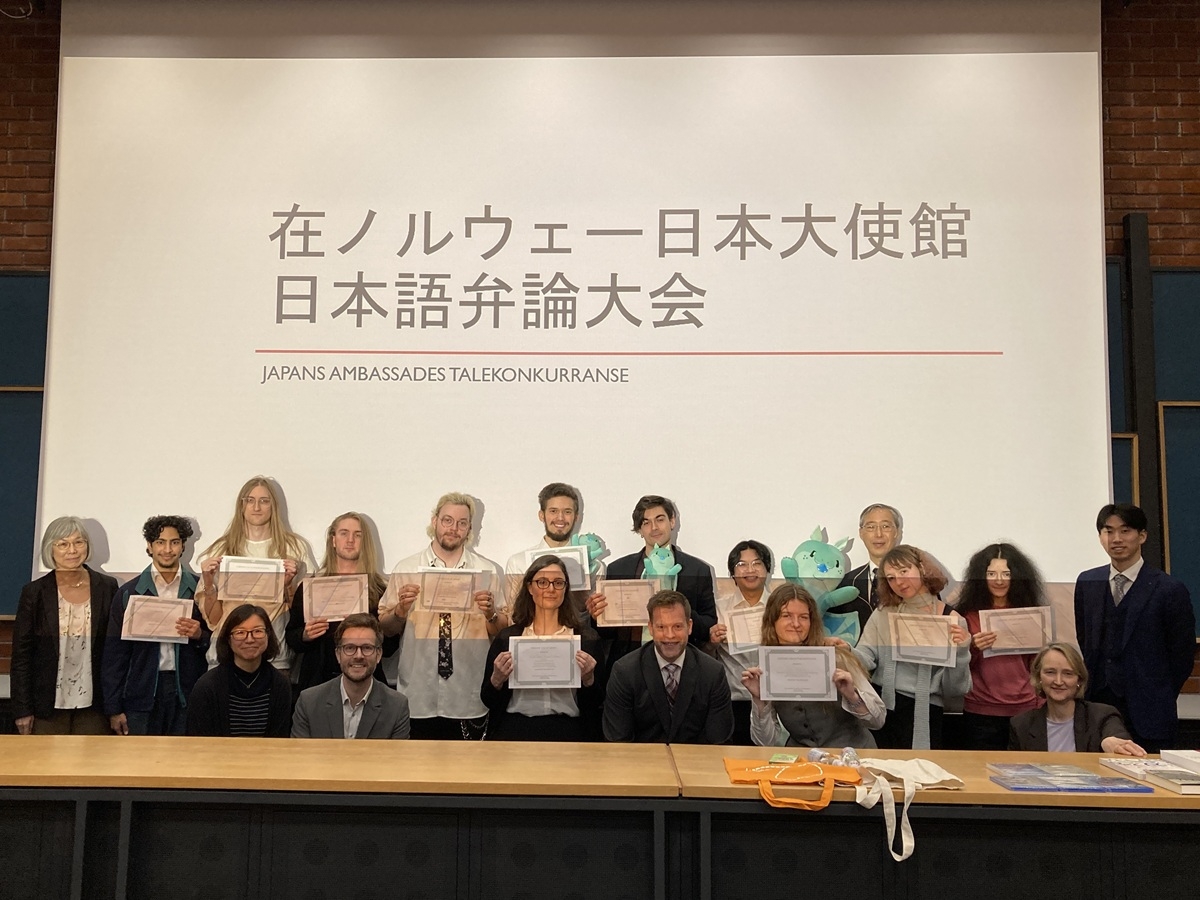 松村参事官、審査員及び弁論大会参加者