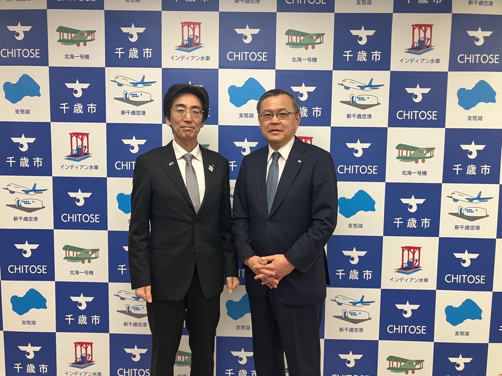 Meningsutveksling med ordfører Yokota, varaordfører Shinada og andre