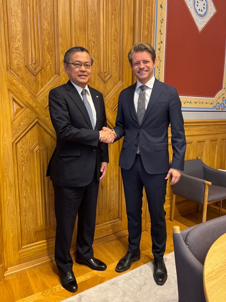 杉山大使とフルーリック・ノルウェー議会外交防衛委員長
