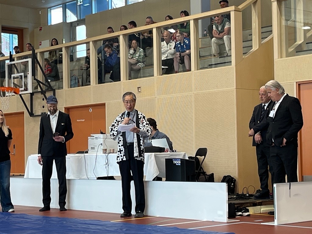 Chargé d'affaires Hajime Matsumura holdt åpningshilsen