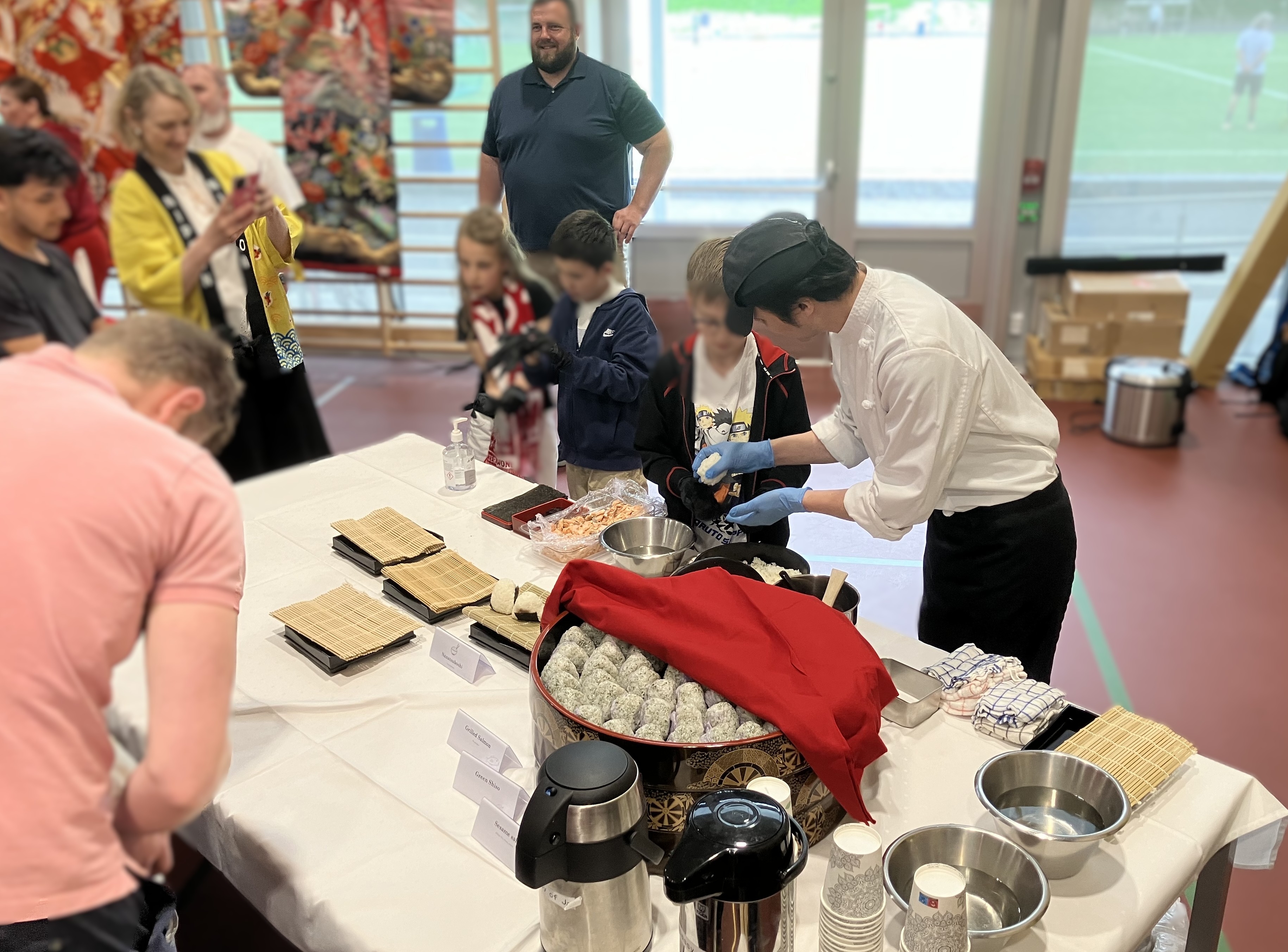 Ambassadens kokk Takeshi Sato viser publikum hvordan de kan lage onigiri selv