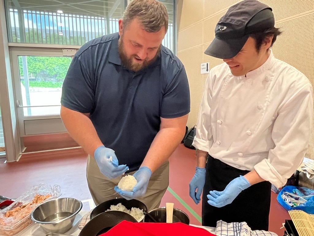 Hedersgjest Baruto Kaito har et godt håndlag med onigiri